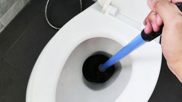 Cómo destapar tu excusado en menos de 5 minutos