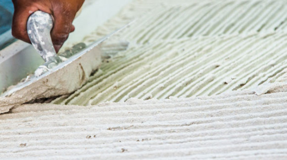 ¿Cuánto adhesivo se necesita para colocar un piso o recubrimiento?